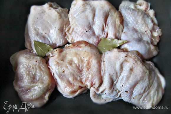 Бёдра куриные натереть солью, перцем, положить сверху лавровый лист и уложить в противень для запекания. Запекать 30-40 мин при 180г.