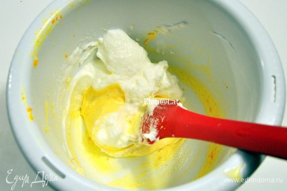 К желткам добавить муку и растопленное сливочное масло. Отдельно взбить с щепоткой соли белки и подмешать их в желтковую массу. Аккуратно перемешивая лопаткой снизу вверх.