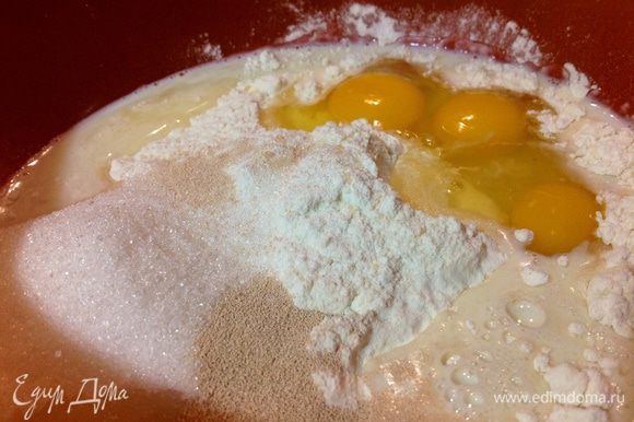 В миске смешать муку, сахар, дрожжи, теплое молоко и яйца. При помощи миксера,или руками. Тесто должно быть густым и мягким. Не крутым!!!!