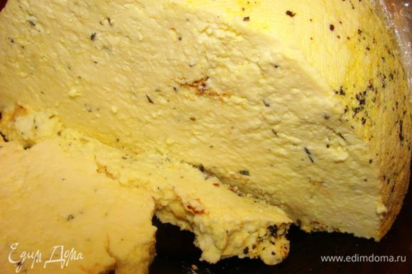 Далее, я использовала домашний сыр с базиликом. Рецепт его я уже опубликовывала некоторое время назад. http://www.edimdoma.ru/retsepty/57507-domashniy-syr-s-bazilikom