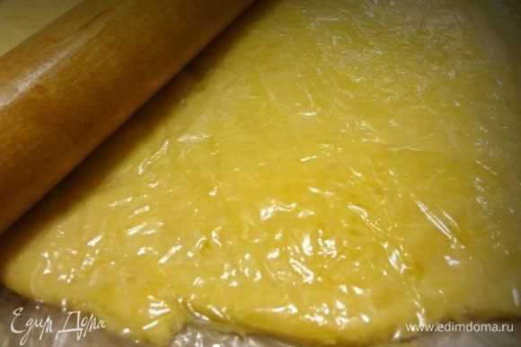 Достать сыр из кастрюли, развязать пакет и не вынимая сыр из пакета раскатать скалкой в лист. Вытащить сыр из пакета, намазать начинку, завернуть в рулет и убрать в холодильник до полного застывания.