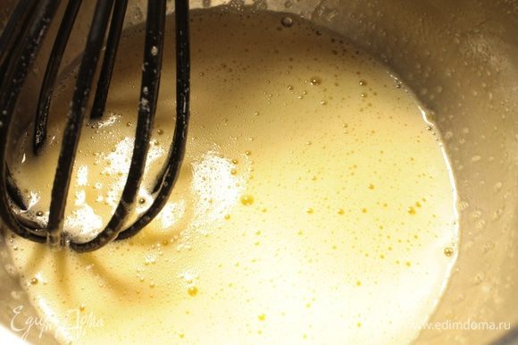 Яйца слегка взбить с сахарной пудрой (если сырки без ванили, добавьте ванильный сахар по вкусу).