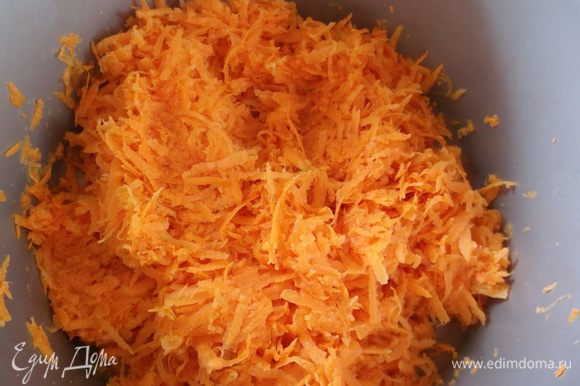 Морковь натереть на крупной тёрке, если есть тёрка для корейской моркови, лучше использовать её (так будет красивше:)) добавить уксус и сахар, соль и перетереть руками.