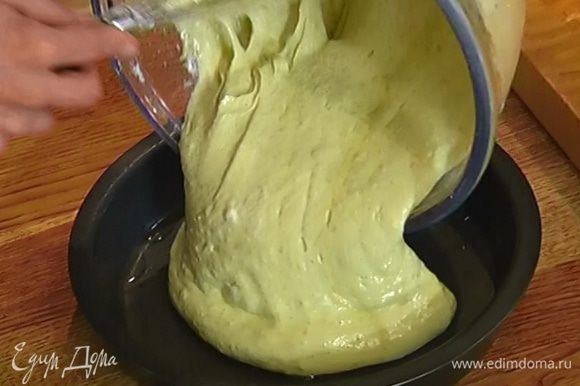 Форму смазать растительным маслом, выложить тесто и выпекать в разогретой духовке 20 минут.