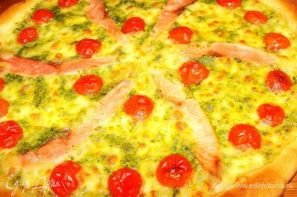 Запекать пиццу при 260 * минут 15-20. Эта пицца получается очень сочная, за счет помидорок и большого количества моцареллы.