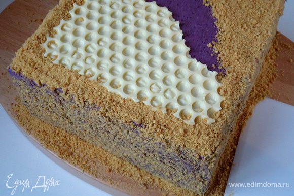 Остальную поверхность и бока торта обсыпать крошкой. Дать торту пропитаться в течение 12 часов.