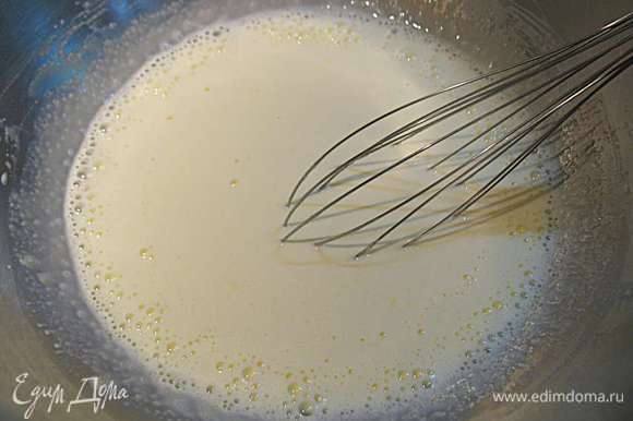 К перемешанным желткам с сахарам добавляем сливки. Перемешиваем и ставим на паровую баню. Миска не должна касаться кипящей воды. Прогреваем массу до 60 градусов. Здесь лучше взять посуду с круглым дном (т.е. миску).