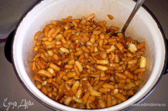 Выливаем горячий сироп в емкость с поджаренными полосочками (по желанию можно добавить орехи или сухофрукты), тщательно перемешиваем.