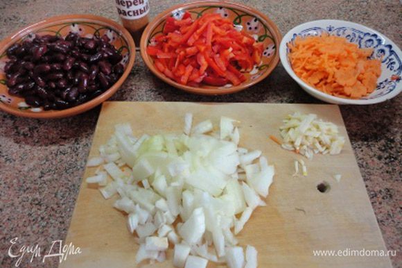 Морковь, чеснок, лук и перец мелко нарезать.