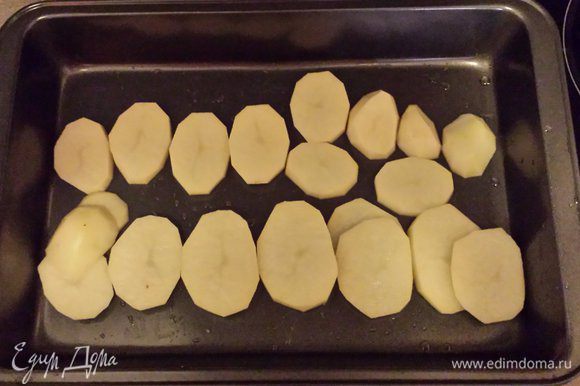 Форму смазать маслом немного. Картофель нарезать колечками. Выложить две дорожки в форме для выпекания.