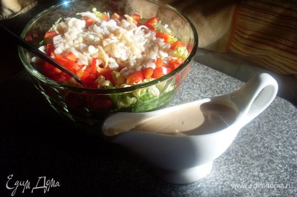 Подавать салат и соус можно отдельно или перемешав немедленно подавать, т.к. огурец дает сок и соус, постояв, станет водянистым.