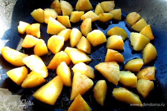 Отварную картошку (тоже осталась от "шубы") обжариваем на растительном масле до золотистости.
