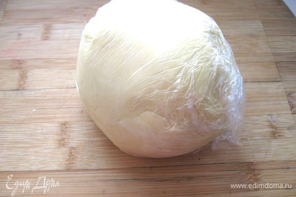 Скатать тесто в шар, обернуть пищевой пленкой и убрать в холодильник на 1 час.