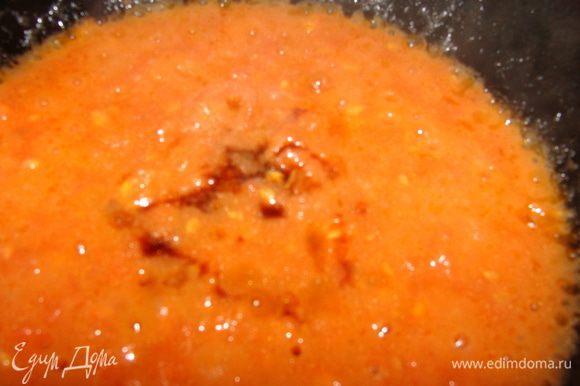 Протушить помидоры с оливковим маслом, добавить сахар.