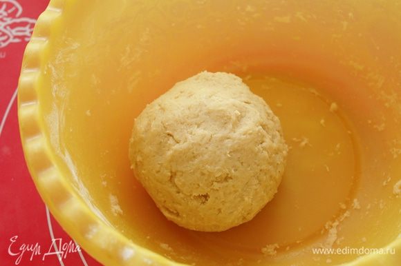 Добавить яйцо и быстро скатать тесто в шар.