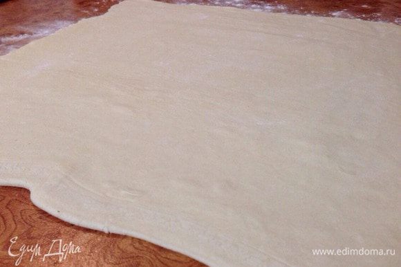 Слоеное тесто разморозить. Стол подпылить мукой, и раскатать тесто (в одном направлении), толщиной не более 3-4 мм.
