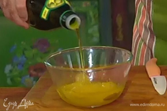 К апельсиновой мякоти с соком влить 1 ст. ложку оливкового масла.