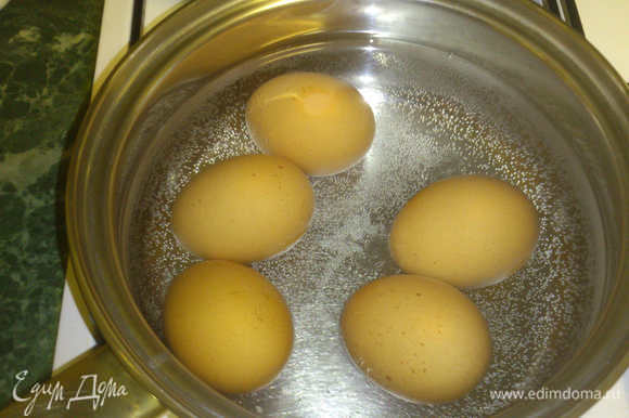 Поставили готовиться капусту, ставим варить яйца 5 шт вкрутую. Вареные яйца рубим, но более крупными кусочками, чем капусту.