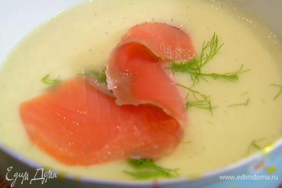Разлить суп в тарелки, украсить зелеными листиками фенхеля и ломтиками семги.