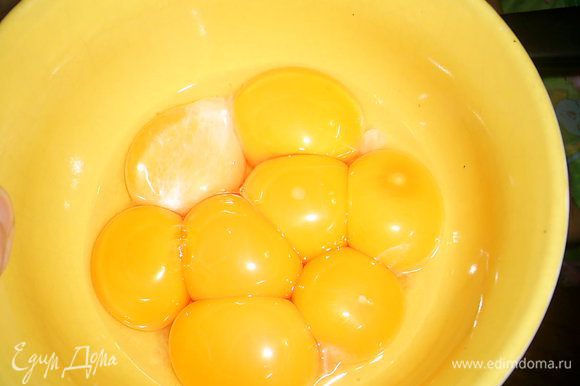 Яйца берем из холодильника. Отделяем белки от желтков.
