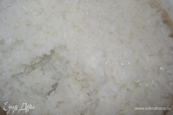 Варим рис до полуготовности, солим по вкусу, сливаем воду. Или можно взять тот, который у вас остался после предыдущей трапезы.
