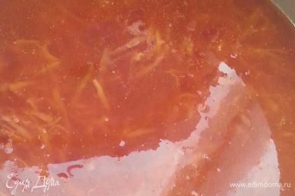Трем морковь на крупной терке, немного обжариваем на небольшом количестве масла, я добавляю домашний томатный сок, можно добавить 2 ст.ложки томатной пасты и воды, доводим до кипения.