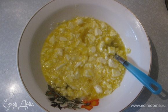 Масло или маргарин растереть с сахаром. Добавить яйца и перемешать.