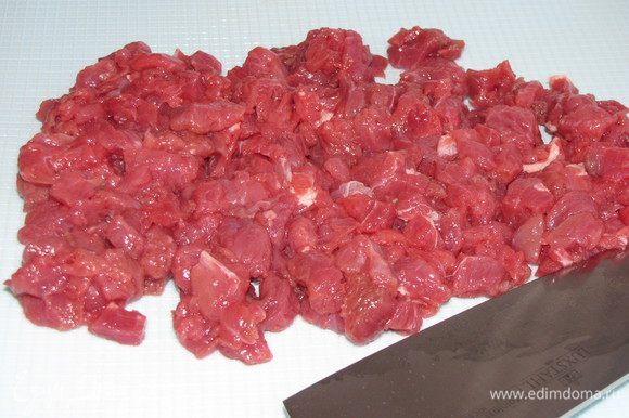 Мясо порубить очень мелко в фарш. Вместо говядины можно взять телятину или баранину.