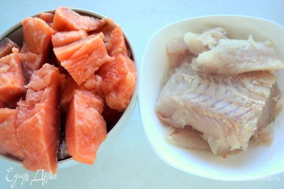 Филе семги и белой рыбы (у меня хек) порезать на небольшие кусочки и подморозить в морозилке в течении 15 минут.