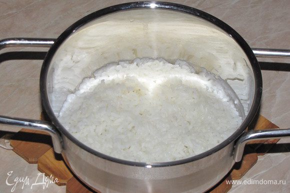 Рис отварить в подсоленой воде и охладить.