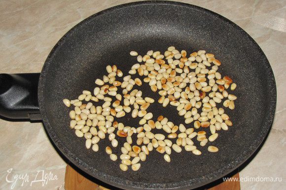 Орешки поджарить на сухой сковороде до золотистого цвета.