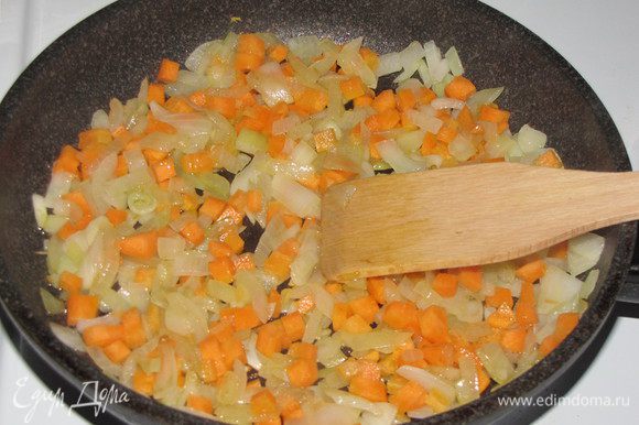 Разогреть на сковороде 2 ст. л. оливкового масла и обжарить лук до прозрачности. Затем добавить нарезанную мелким кубиком морковь. Жарить еще 5-7 минут.