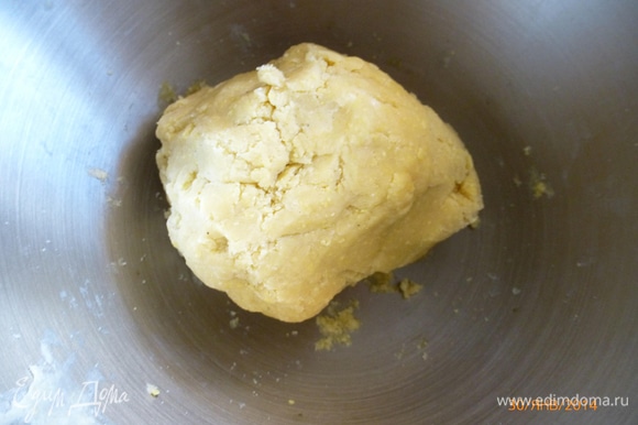 Добавляем желтки и воду, формируя из теста шар (при необходимости добавить еще немного воды). Оборачиваем тесто пленкой и убираем в холодильник на 15 минут.