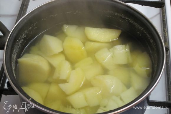 А сейчас самое время заняться начинкой. Будет 2 начинки: картофельная и грибная. Картофель вымыть, очистить, нарезать. Заложить в кипяток, посолить. Варить 20 минут.