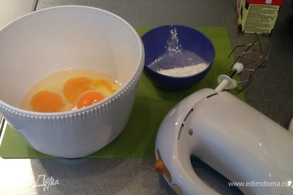 Взбиваем яйца с сахарной пудрой до увеличения в объеме в два раза.