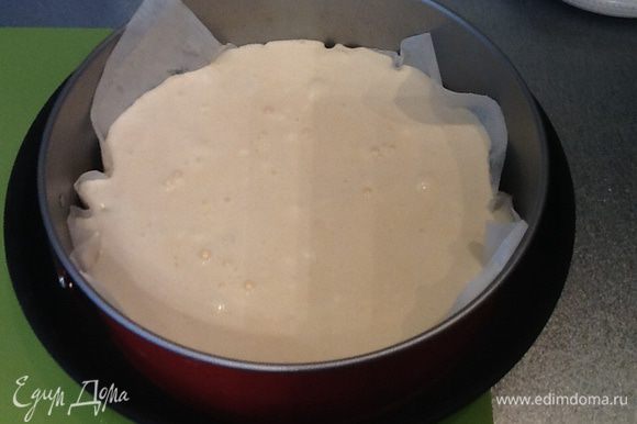 Выливаем на чернослив тесто, ставим в разогретую до 200 градусов духовку, приблизительно на 45-50 минут.