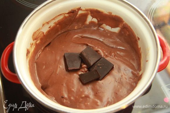 И шоколад. В теплом креме шоколад отлично растворится. Тщательно размешать шоколадный крем, можно миксером.
