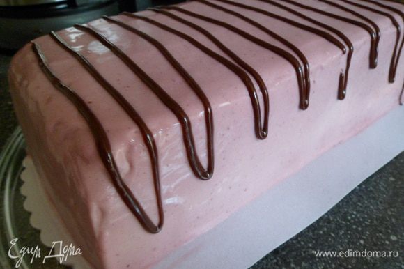 Рисуем шоколадные полоски на торте.