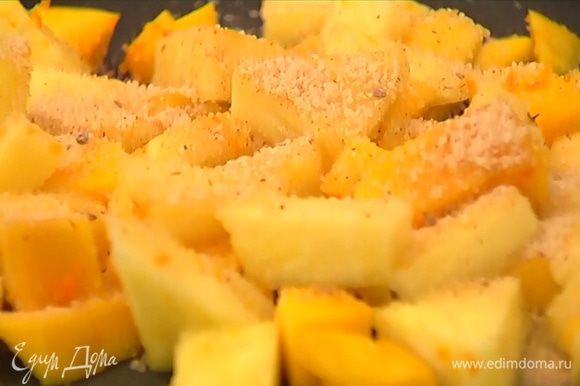 Мякоть манго и ананаса перемешать с апельсиновой цедрой, выложить в форму, посыпать 1 ст. ложкой ароматного сахара и запекать в разогретой духовке 7–10 минут.