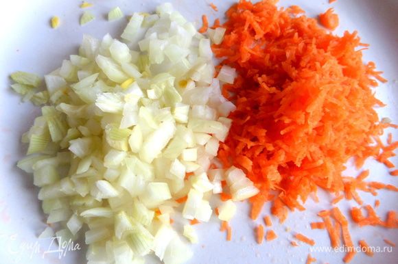 Луковицу измельчить, морковку натереть мелко.