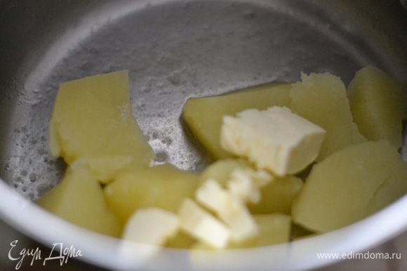 Тем временем отварить картофель (130 грамм или около 2 картофелин),слить воду,