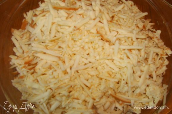 Колбасный сыр натереть на терке. Он бывает разной плотности, если сыр плотный, лучше натереть его на более мелкой терке, чтобы легче было потом формировать шарики.