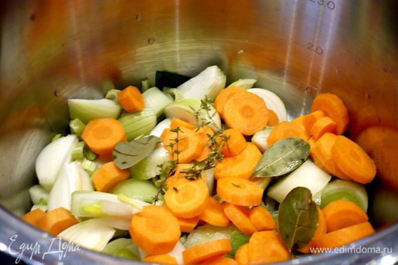 Для бульона используем кастрюлю объемом 3 литра. Лавровые листья замочим минут на 15 в кипятке, чтобы они стали более мягкие и легче надрезались. Все овощи промоем, морковь и лук очистим, у лука-порея отрежем грубую зеленую часть. Лук порежем восьмушками, морковь, лук-порей и сельдерей кольцами. Лавровые листья извлечем из воды и надрежем их. Зальем овощи с лавровыми листьями и тимьяном кипятком и доведем до кипения, затем посолим хорошо и будем варить под приоткрытой крышкой примерно 45 минут.