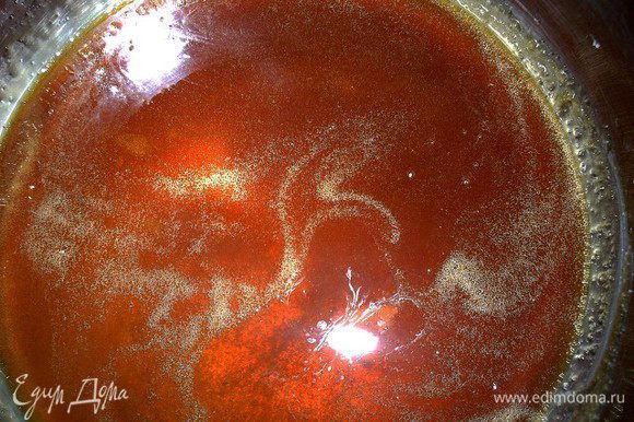 Карамель приготовим по рецепту http://www.edimdoma.ru/retsepty/63892-myagkaya-karamel. Только растопленный сахар следует держать на огне до глубоко коричневого (не черного!!!) цвета. Нам нужен сильно выраженный карамельный вкус, иначе в креме вы его не почувствуете.