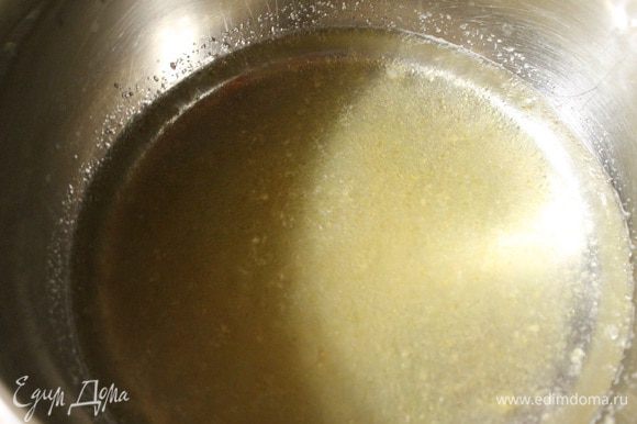 Для суфле желатин залить водой и оставить на 40 минут.
