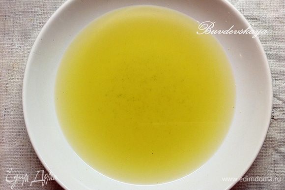 Готовим сироп. Смешать в миске теплый зеленый чай, мед и апельсиновый сироп. Перемешать и полностью охладить.