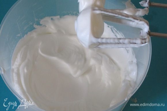 Для суфле белки взбить в крепкую пену, добавляя сахарную пудру.