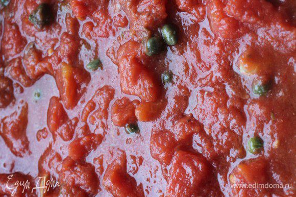 Добавить рубленные помидоры вместе с соком. Довести до кипения и тушить 8 минут на слабом огне под крышкой.