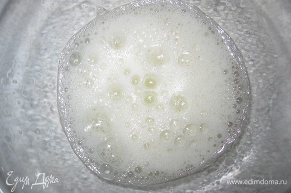 Делаем крем: 2 белка взбить со щепоткой соли в крепкую пену.