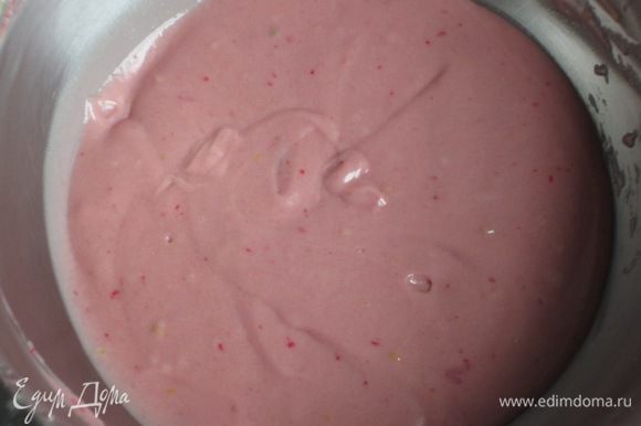 Розовый бисквит: В 1/3 теста добавить малиновый соус,1 /3 разрыхлителя и тщательно перемешать.